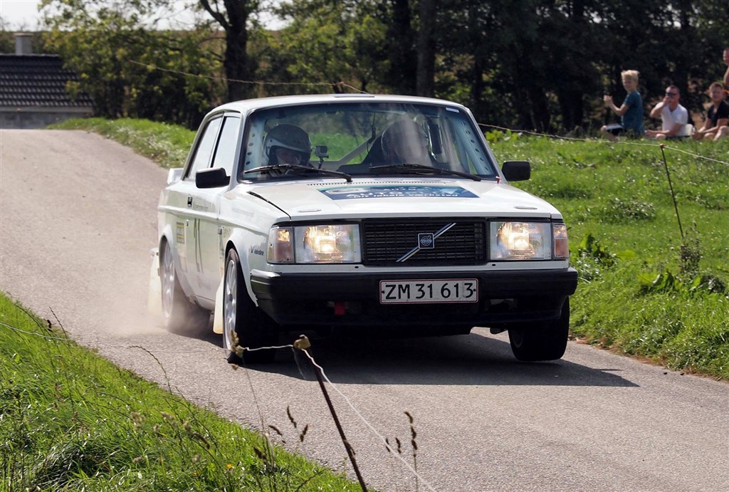 Heino Mejer og Bo Mølgård presser undervognen helt i bund under en hård landing i Rally Midtjylland 2016
(Foto: Allan POST)